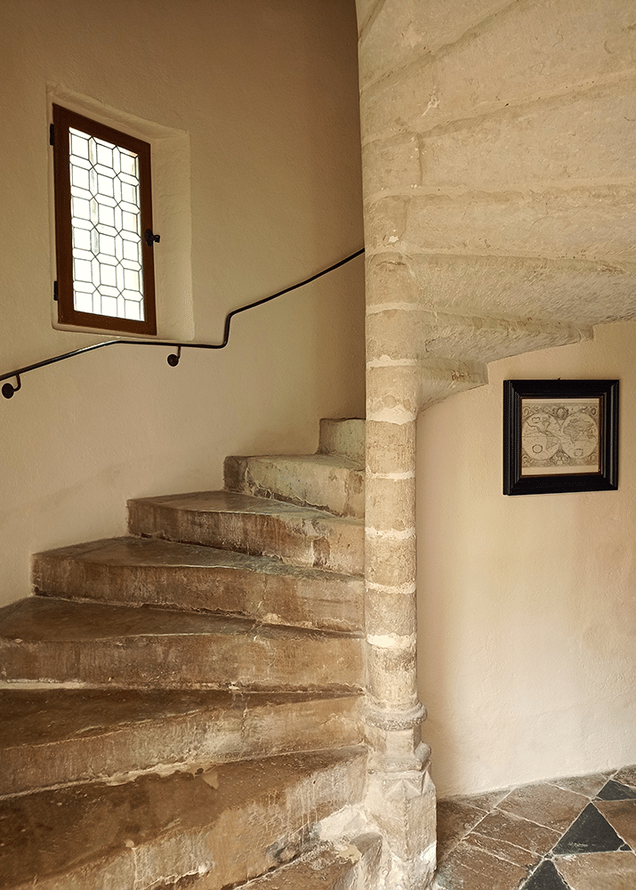 Escalier à vis dans la tour